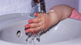 voda mytí toddler-hand-1893255 1280
